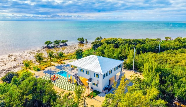 Ocean Acres: 3BR Oceanfront Estate on 20 Acres w/Heated/Chilled Pool & Dog-Friendly in Sugarloaf Key