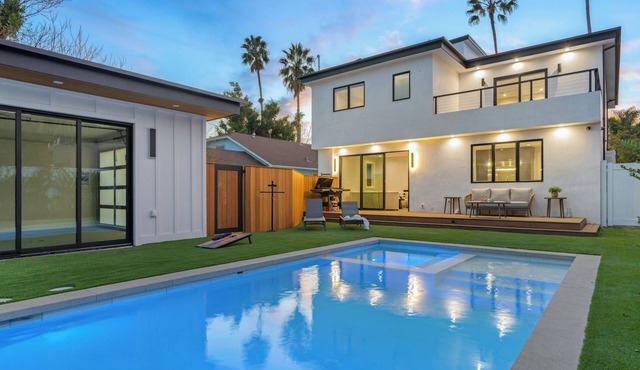 Ogden Oasis by AvantStay | Pool, Hot Tub, Large Yard | Steps to Melrose Avenue! in Los Angeles