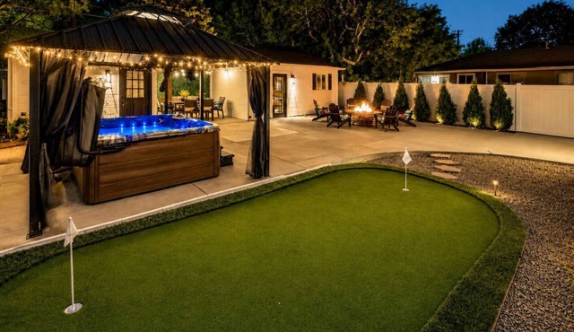 One Block From Olde Town! Hot Tub, Fire Pit, Putting Green, Arcade & Game Room