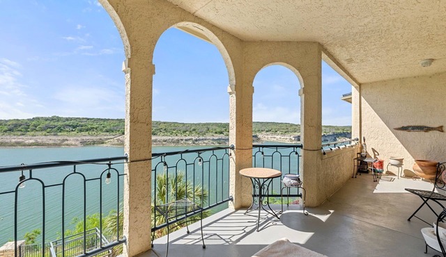Paradise Island - 2br/2ba Condo With Epic Views of Lake and Pool in Leander