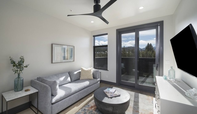 Park Ave Flat 15 | Luxury Condo & Minutes to Everything!