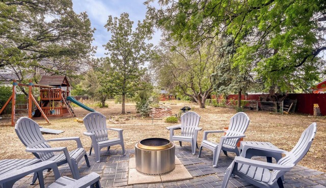 Patio ᐧ Fire pit ᐧ Huge Yard ᐧ Walk to Olde Town ᐧ 3 Queen Beds