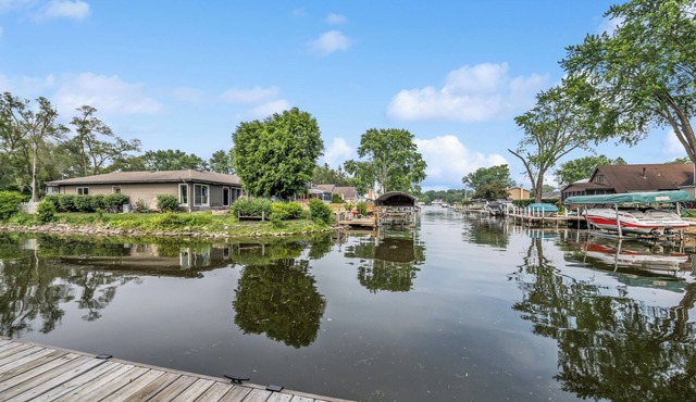 Peaceful and Relaxing Water Front Home with Outdoor Pool Sleeps 12 in McHenry