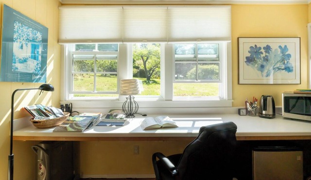 Peaceful Garden Oasis with Breakfast Provided in Mendocino