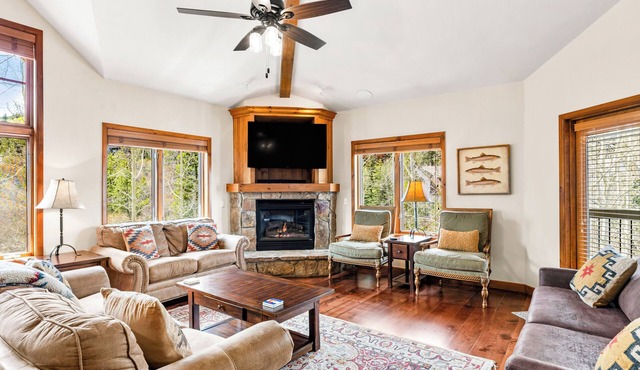 Penthouse at Riverbend Lodge - Ski in/out, Hiking
