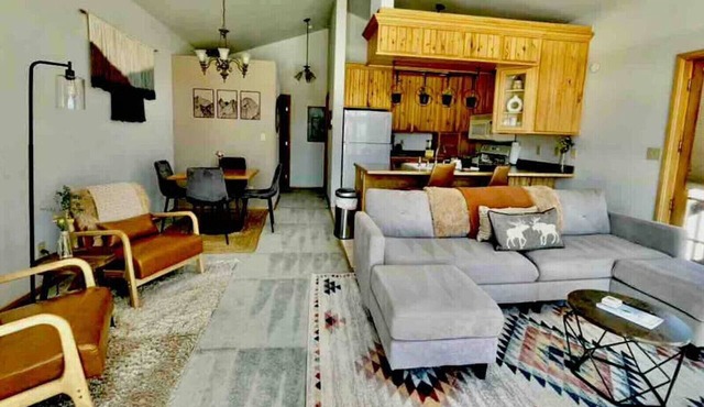 Penthouse at Roadhouse Lodge: 2BR with mountain & lake views, sleeps 4