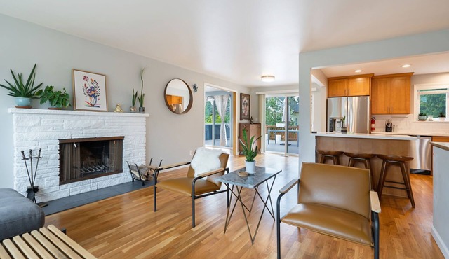 Perch - Gathering Spot Upper: Freshly remodeled 3BR apartment in Shoreline in Shoreline