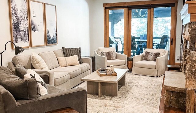 Perfect Ski In/Out 50 feet from lift and walking distance to Center Village
