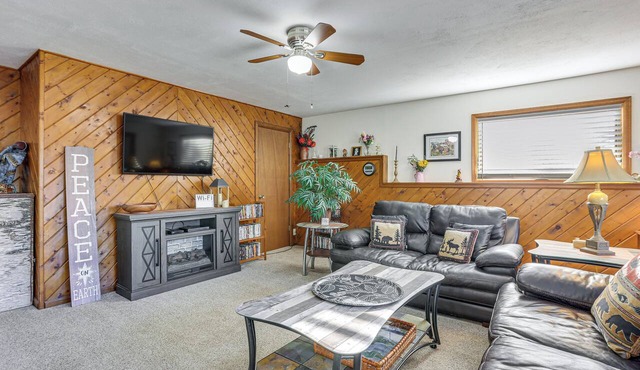 Pet-Friendly Pine Home: Near Hiking & Fishing!