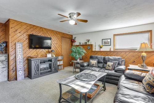 Pet-Friendly Pine Home: Near Hiking & Fishing!