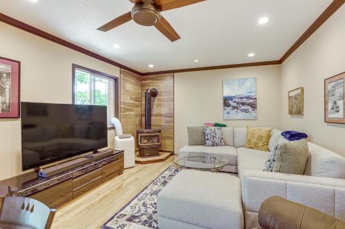 Pet-Friendly Retreat w/Fenced Yard in Aurora