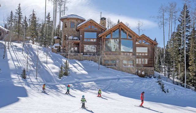PICTURE PERFECT- Stunning Ski-In/Out Trailside Manor Perfect for Groups