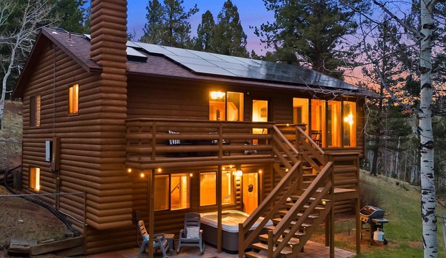 Pikes Peak Family Cabin: Hot Tub, Arcade, BBQ & EV Charging. Sleeps 6.