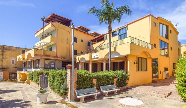 Practical vacation apartment just a few steps from the beach, in the heart of Le Castella. in LE CASTELLA