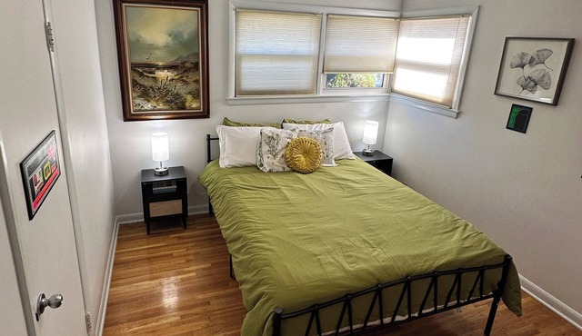 Private 3BR Main Floor Suite by Airport, Border, St. Clair College | sleeps 5 in Windsor