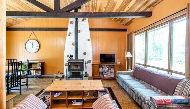 Private Cottage Getaway - 2 min from the beach! in Tiny