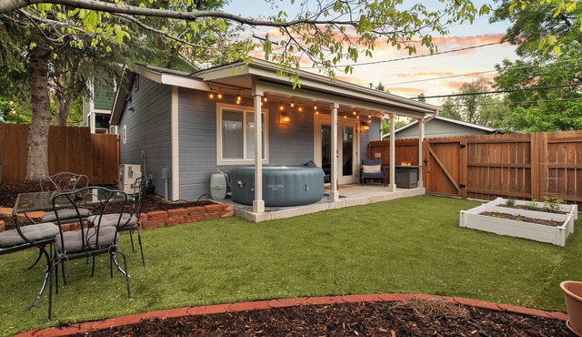 Private Downtown Cottage w/Hot Tub, Fenced Yard, Fireplace & Fire Pit