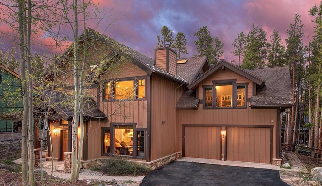Private Home with 4 Bedrooms, 3 King 6 Queen Beds, Ski In/Out and Free Shuttle