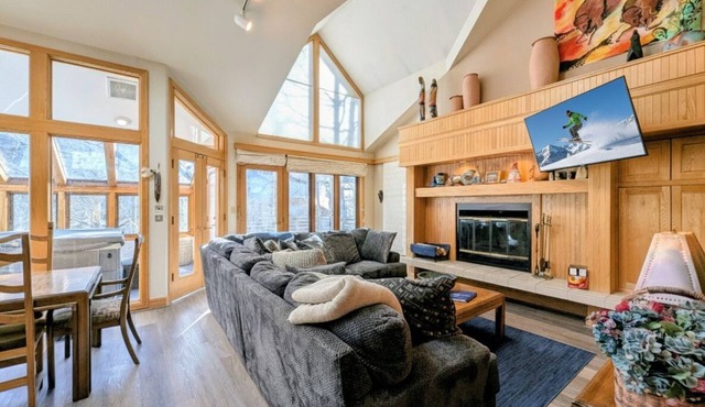 Private Hot Tub |Summer Fun |Top Floor
