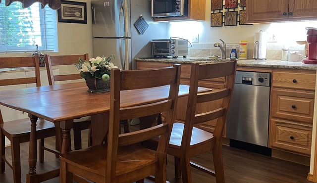Private, Peaceful, Roomy Suite, Hot Tub, Kitchenette. Friendly, attentive hosts.