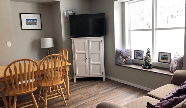 Private suite with semi-private hot tub, and BBQ - pet friendly too! in Silver Star Mountain