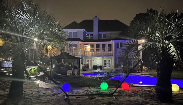 Private Suite with backyard pool oasis! No Parties in Lithonia