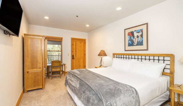 Quiet Lock-Off King Room in Mountain Village
