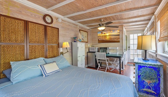 Quiet Old Town Studio - Gated Enclave, Luxury Bidet Bath & Pool