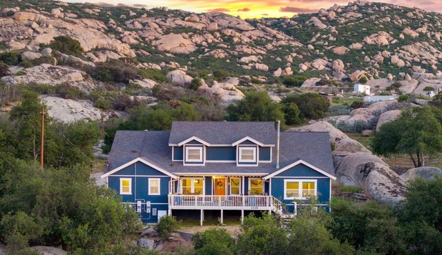 Quiet Panorama Paradise: Huge House, Pool & Sunset in Alpine