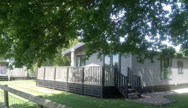 Rainbow Petty - Pine lodge - Kent countryside in Brookland