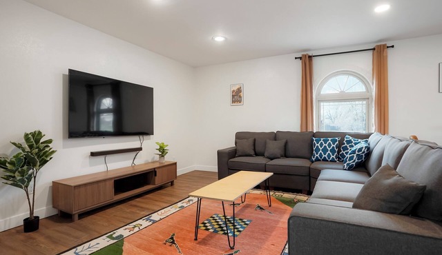 Red Rocks Retreat Sleeps 12: Sauna, Fire Pit, Grill, Full Kitchen & Pool Table