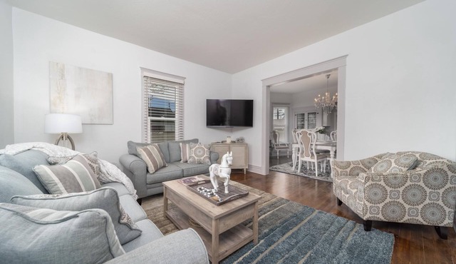 Relax at this charming, cozy DT hideaway - Pet friendly