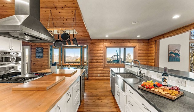 Relax in the Private, Luxury, HotTub, Sauna, PoolTable, HugeBalcony, PetFriendly