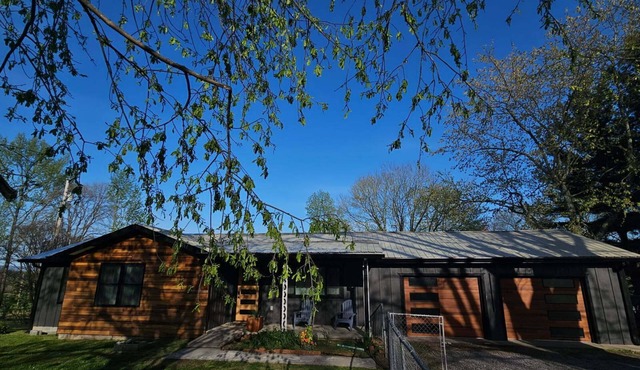 Relaxing, Upscale 2-bedroom Bungalow with Great View, Near Chattanooga in Bryant