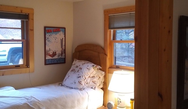 Rental cottage in gated community on river