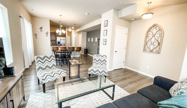 Resort-Style Townhome | Pool, Hot Tub & Gym Access