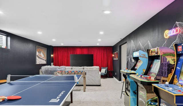 Retro Modern Family Hub - perfect for large groups! Hot Tub, Game Room, Theater