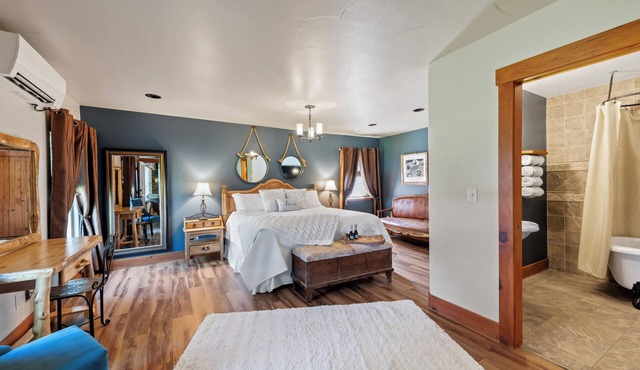 River Fort Ranch 11BR Sleeps 37 Private Ranch