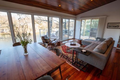 Riverfront home with multiple decks, central AC, washerdryer - two dogs OK in Arnold