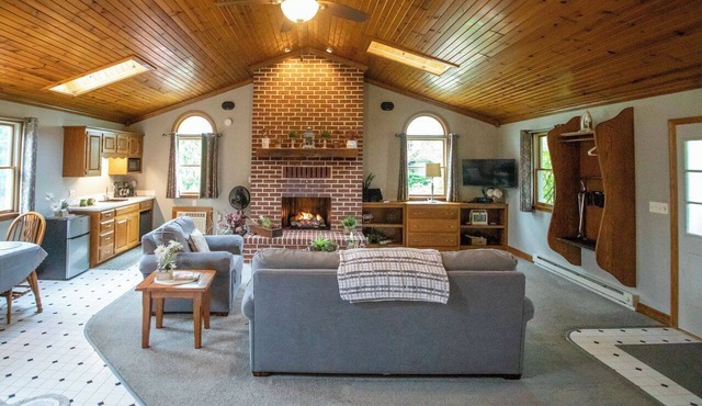 Romantic Single-Level King Cottage with Jacuzzi & Fireplace in Berlin