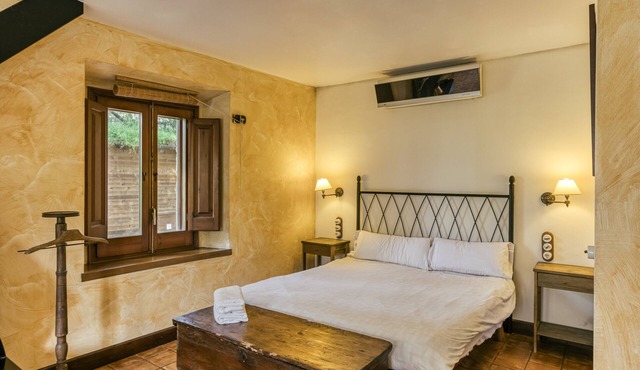 Room 'Ponent' with Shared Pool, Wi-Fi and Air Conditioning in Girona