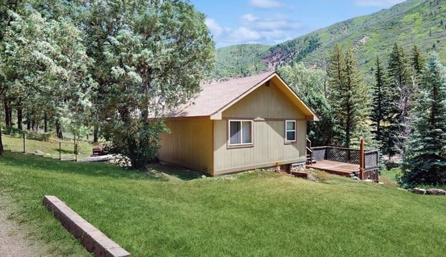 Rustic cabin with shared hot springs on the Crystal River in Redstone