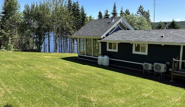 Rustic Lakeside Cabin with Hot Tub in Blaketown
