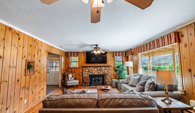 Rustic lodge centrally located to all the Royal Gorge attractions