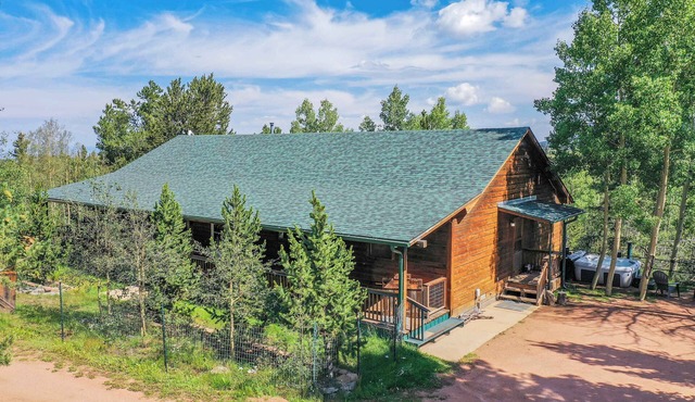 Rustic Outlaw! Mountain Escape w/Scenic Views