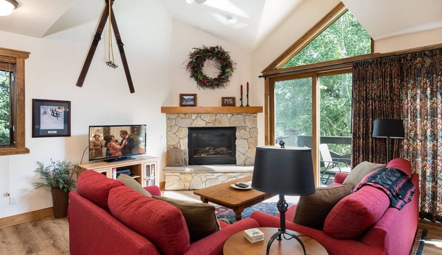 Saddlewood Snowbird Townhome: Ski-In Ski-Out, Hot Tub