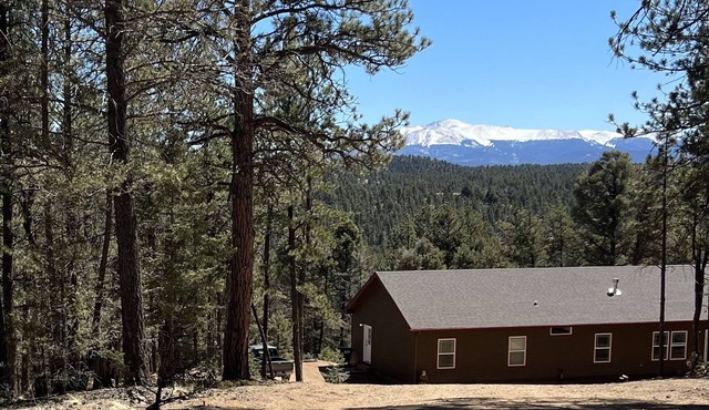 Secluded 4-bedroom Mountain Cabin, Hot Tub, Big Kitchen, Air Conditioning,