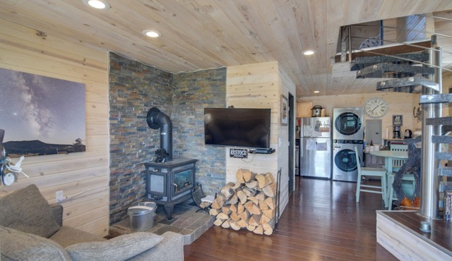Secluded Jefferson Cabin w/Deck + Mountain Views!