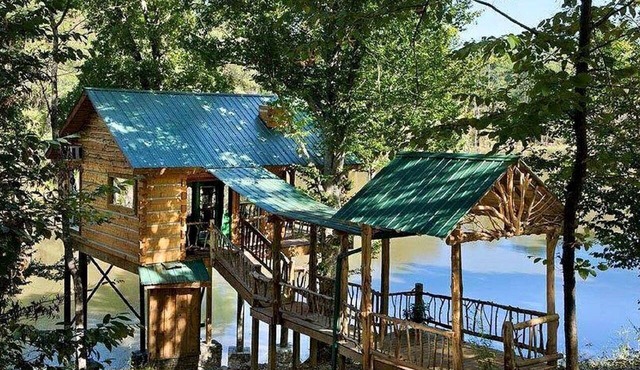 Secluded Waterfront Tree House Rental with a 20-Acre Private Lake in Jackson, Georgia in Jackson