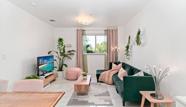 Self Check In, Free Parking , Pet Friendly Smart TV's, Desk ,Fast WIFI in Coral Gables